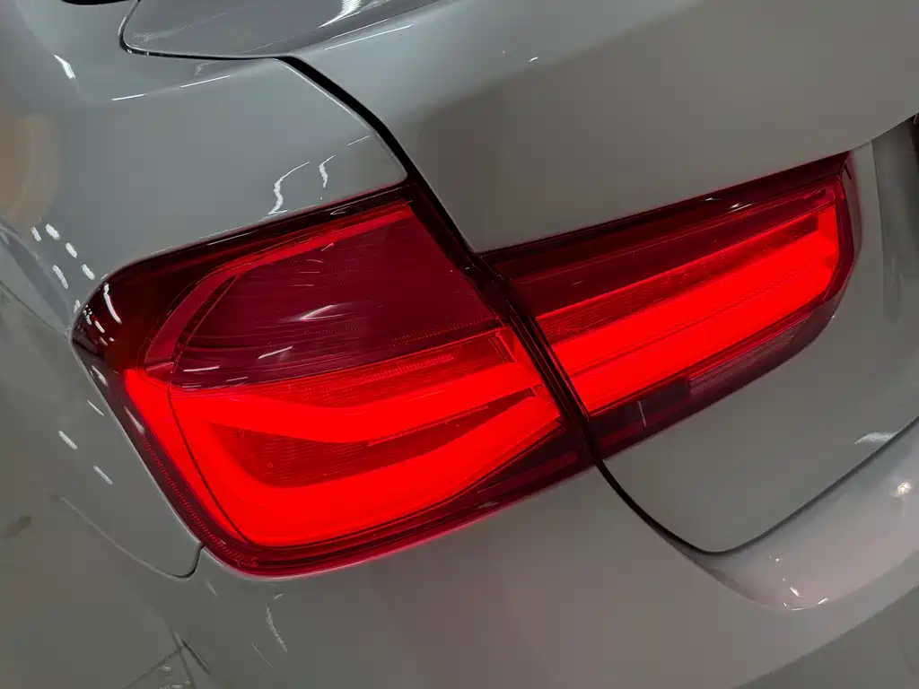 BMW 3 Series 2017 — фото 14
