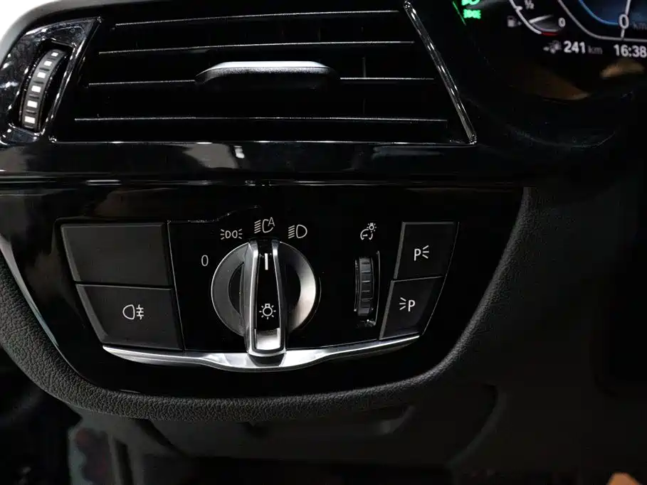 BMW 5 Series New Energy 2023 — фото 17