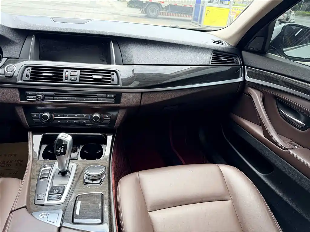 BMW 5 Series 2017 — фото 15