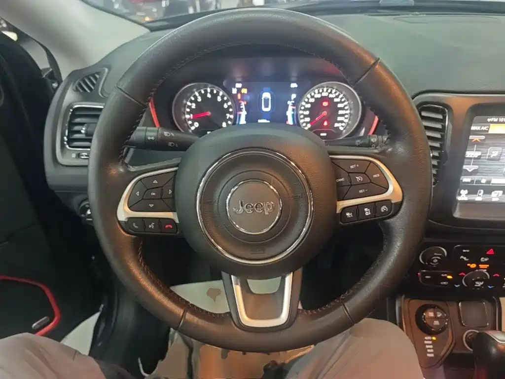 Jeep Compass 2017 — фото 11