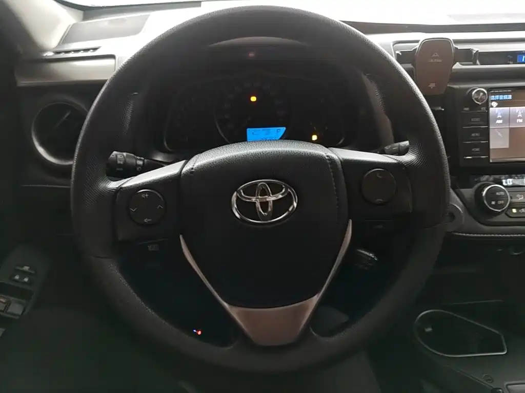 Toyota RAV4 2018 — фото 11