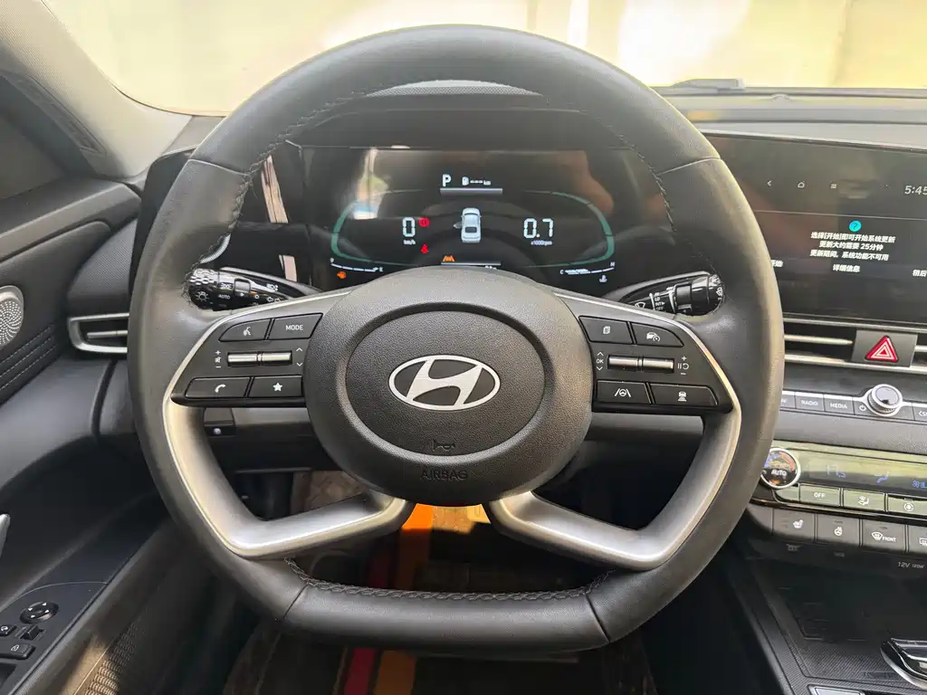 Hyundai Elantra 2023 — фото 12