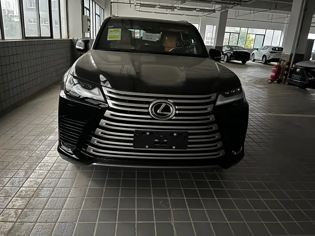 Lexus LX — фото 1