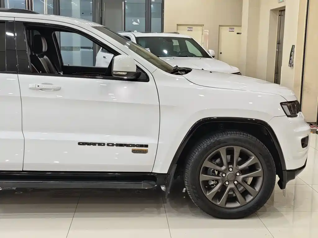 Jeep Grand Cherokee 2017 — фото 19