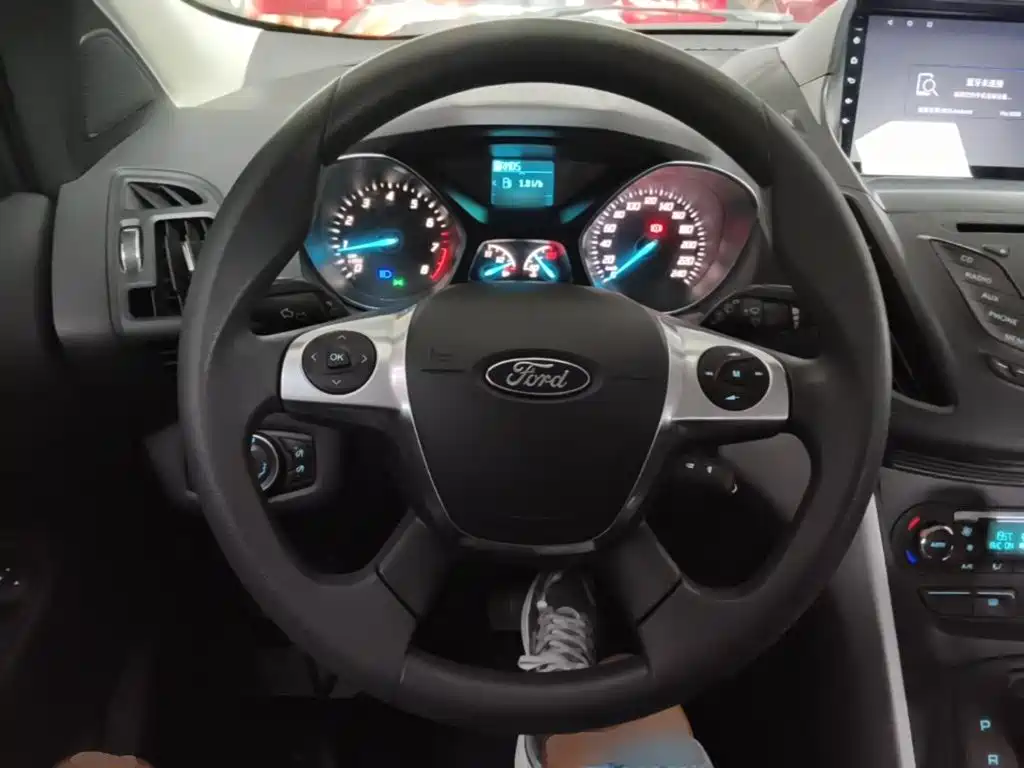 Ford Kuga 2015 — фото 11