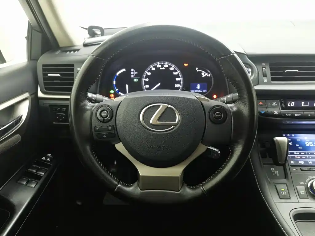 Lexus CT 2017 — фото 11