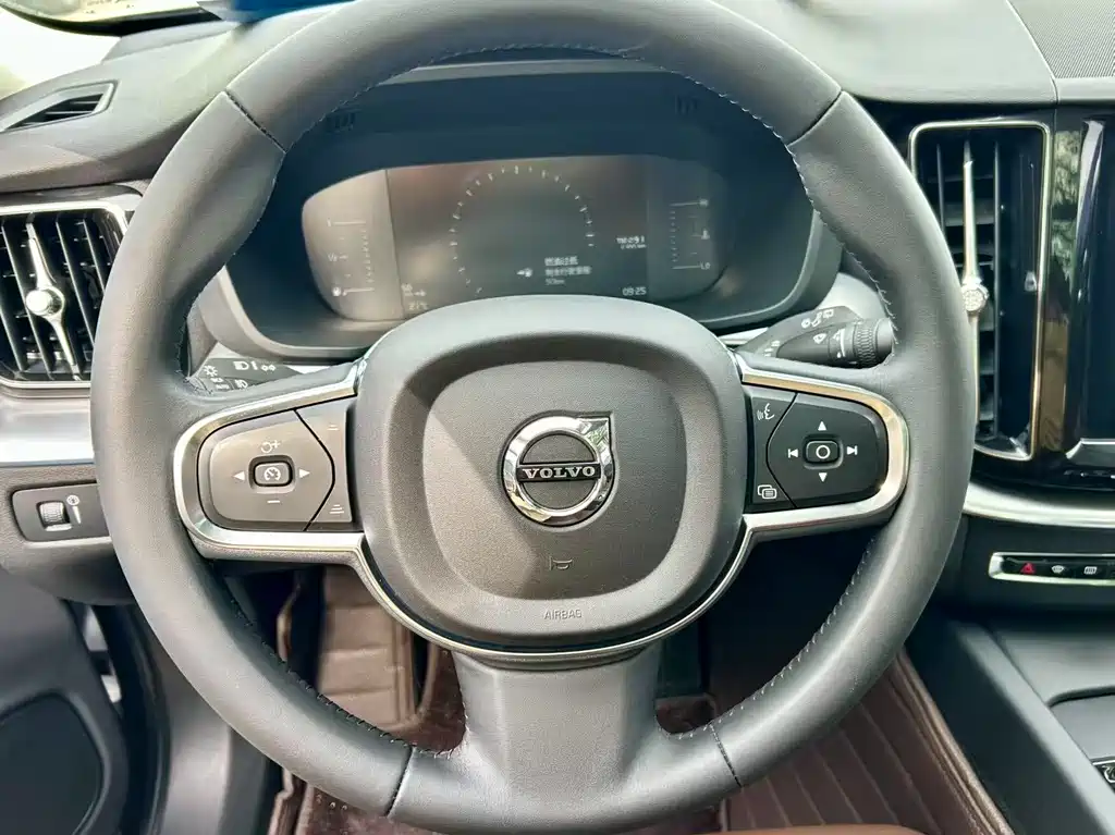 Volvo XC60 2019 — фото 11