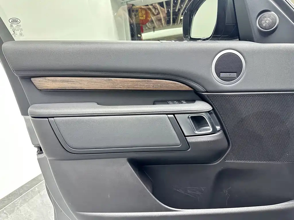 Land Rover Discovery 2018 — фото 16