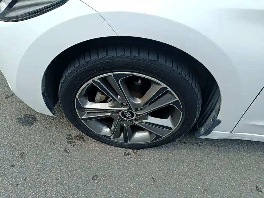 Hyundai Elantra 2016 — фото 23