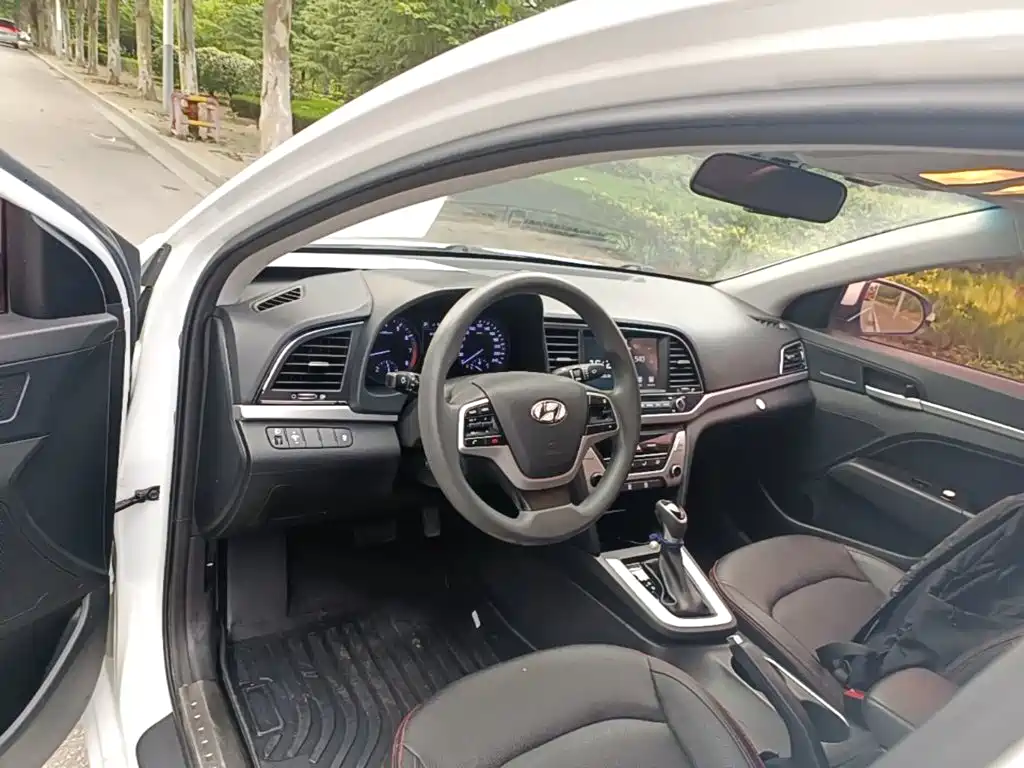 Hyundai Elantra 2016 — фото 10