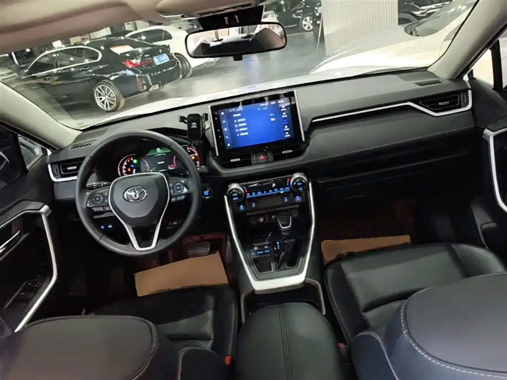 Toyota RAV4 2023 — фото 10
