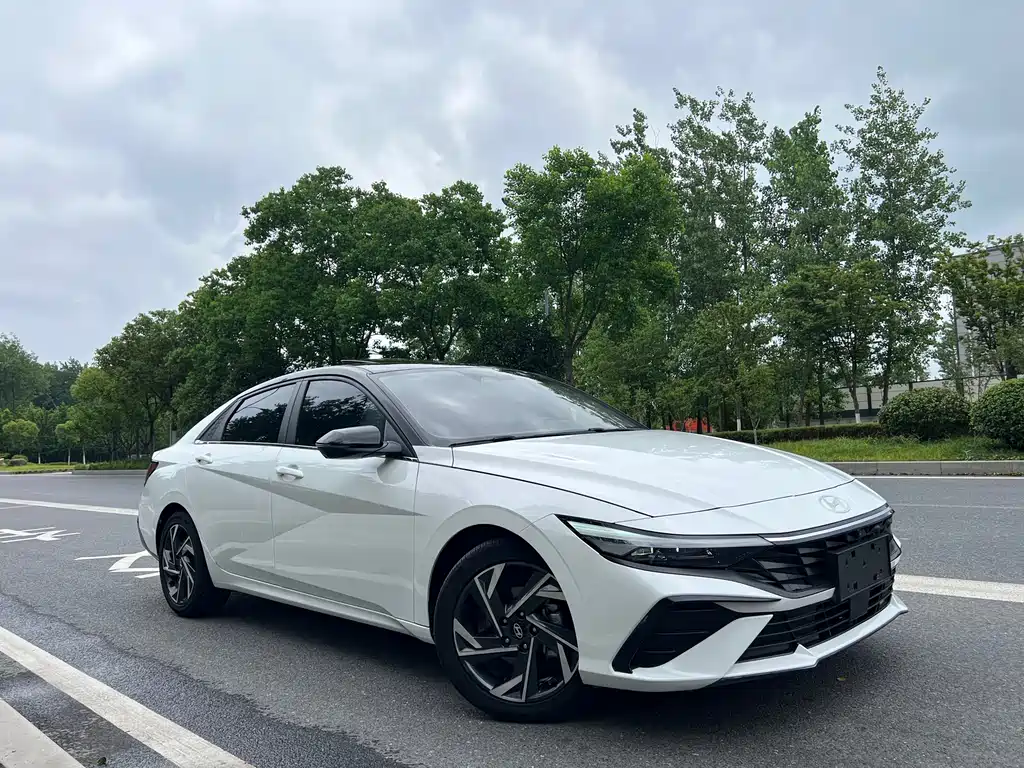 Hyundai Elantra 2023 — фото 3