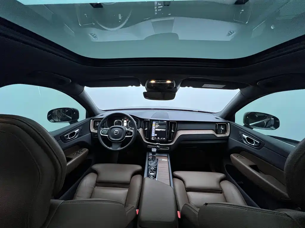 Volvo XC60 2021 — фото 11