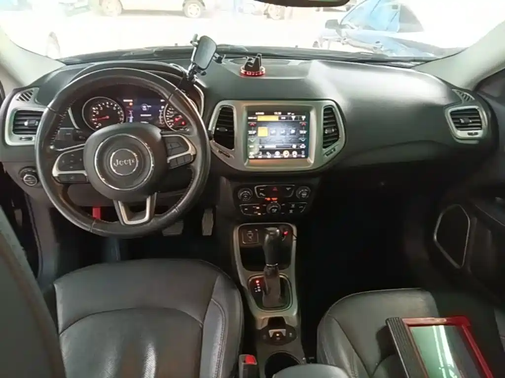 Jeep Compass 2017 — фото 10