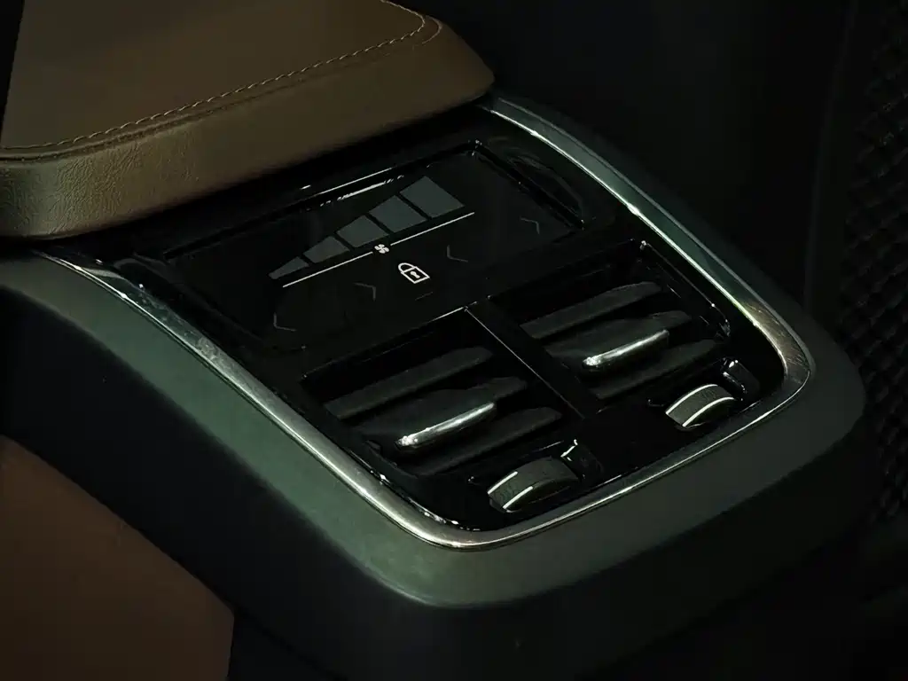 Volvo XC90 2021 — фото 11