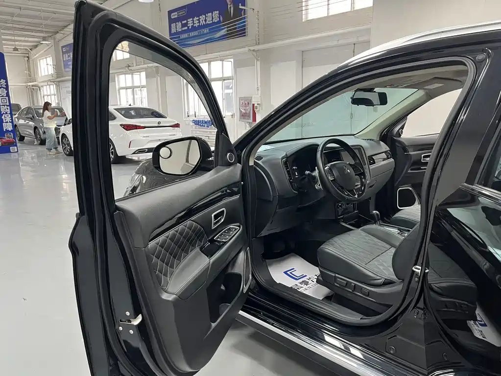 Mitsubishi Outlander 2022 — фото 11
