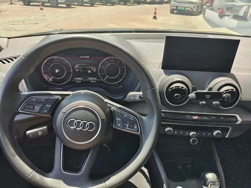 Audi Q2L e-tron 2021 — фото 4