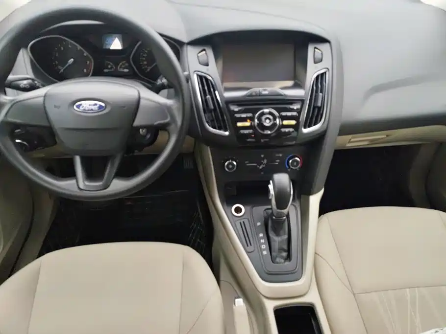 Ford Focus 2015 — фото 12