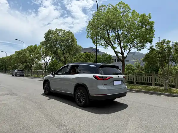 NIO ES8 2021