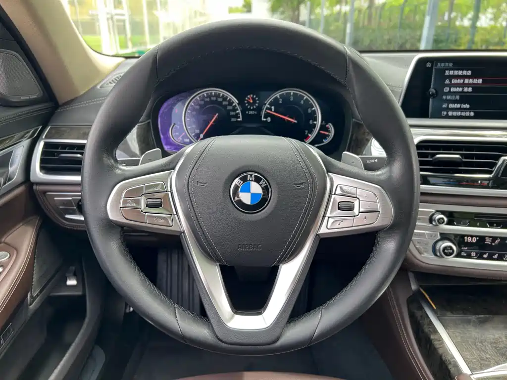 BMW 7 Series 2017 — фото 20
