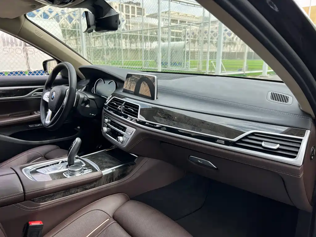 BMW 7 Series 2017 — фото 11