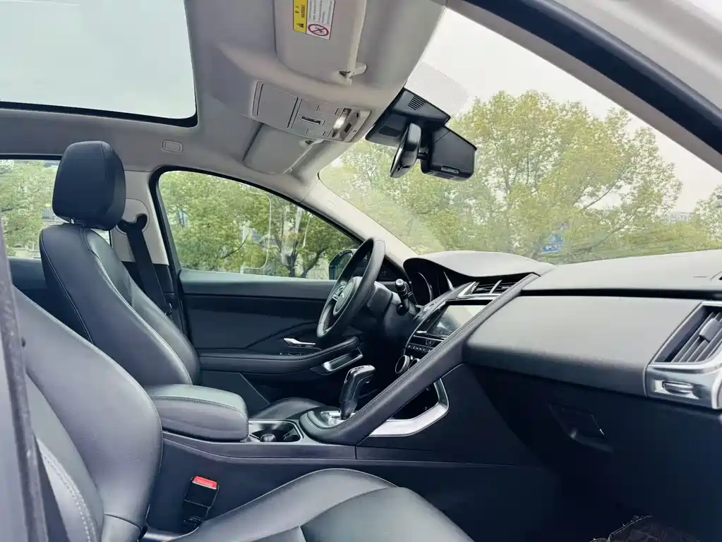 Jaguar E-PACE 2019 — фото 10