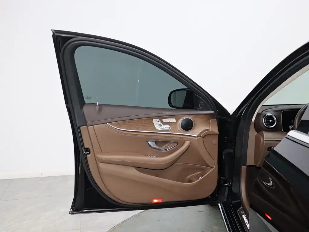 Mercedes-Benz E-Class 2023 — фото 13