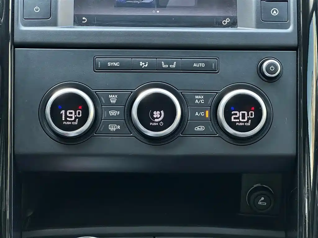 Land Rover Discovery 2017 — фото 27