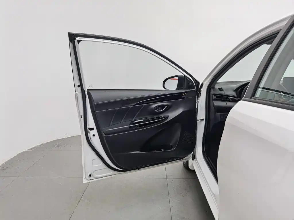 Toyota Yaris L 2021 — фото 8