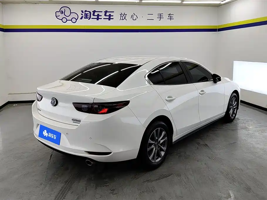 Mazda 3 Axela 2022 — фото 3