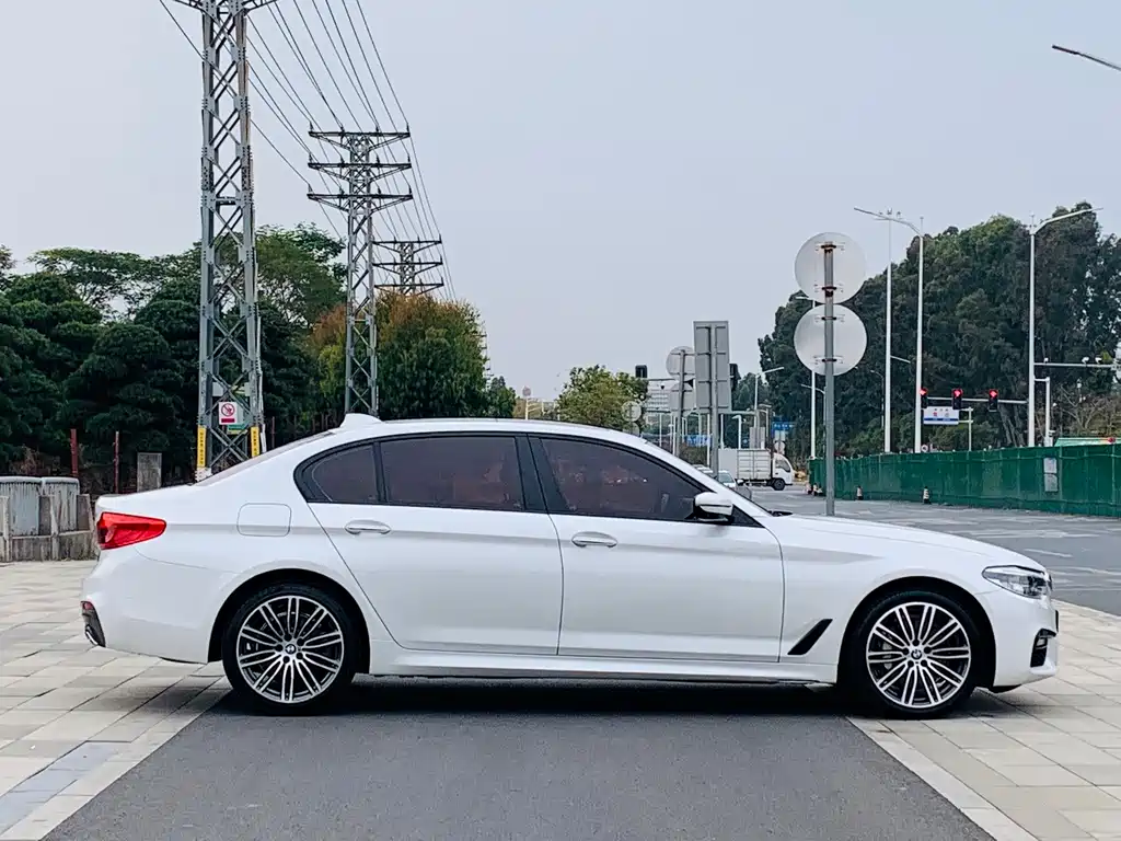 BMW 5 Series 2018 — фото 14