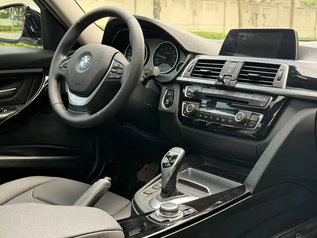 BMW 3 Series 2017 — фото 13