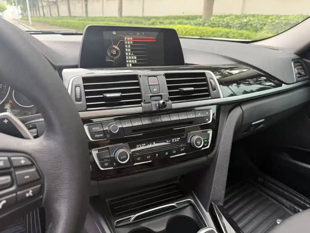 BMW 3 Series 2017 — фото 14