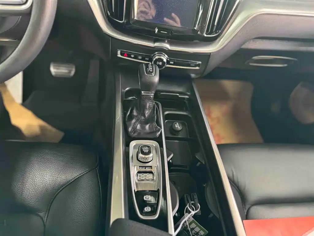 Volvo XC60 2019 — фото 11
