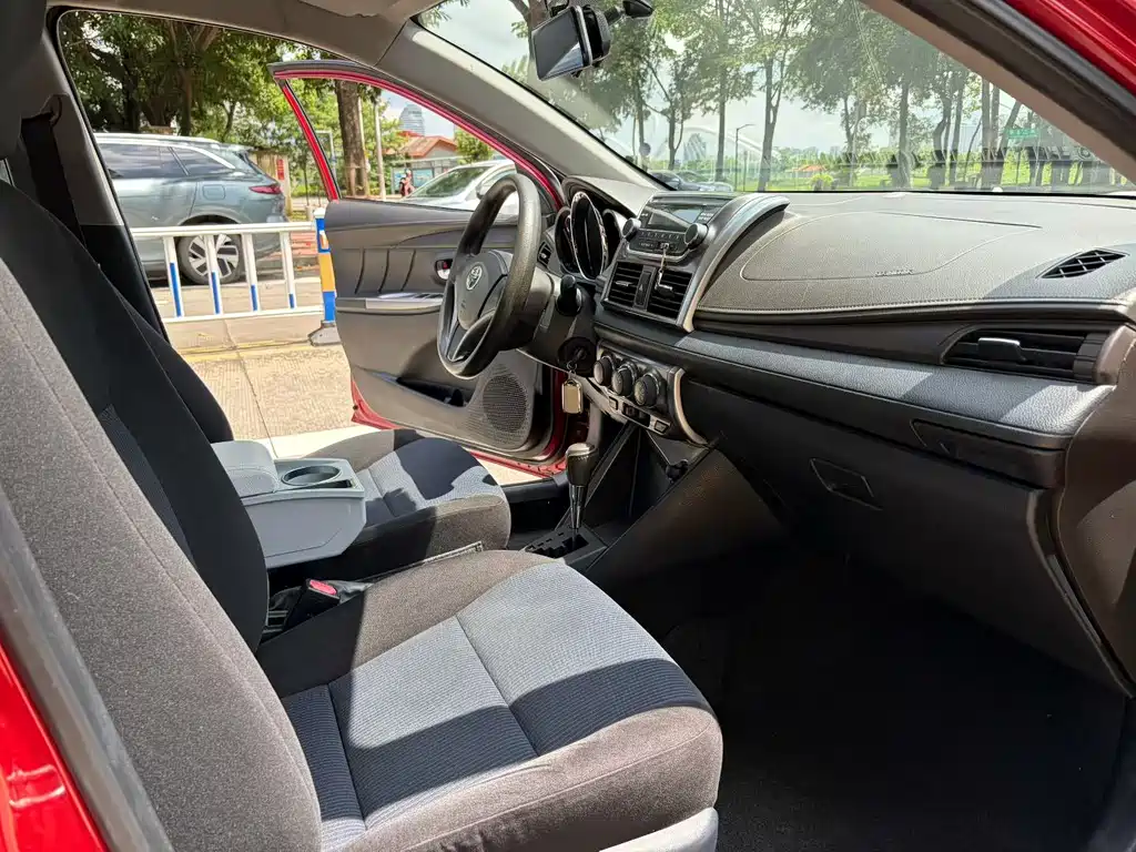 Toyota Yaris L 2015 — фото 9