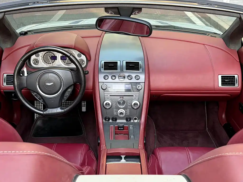 Aston Martin V8 Vantage 2011 — фото 7