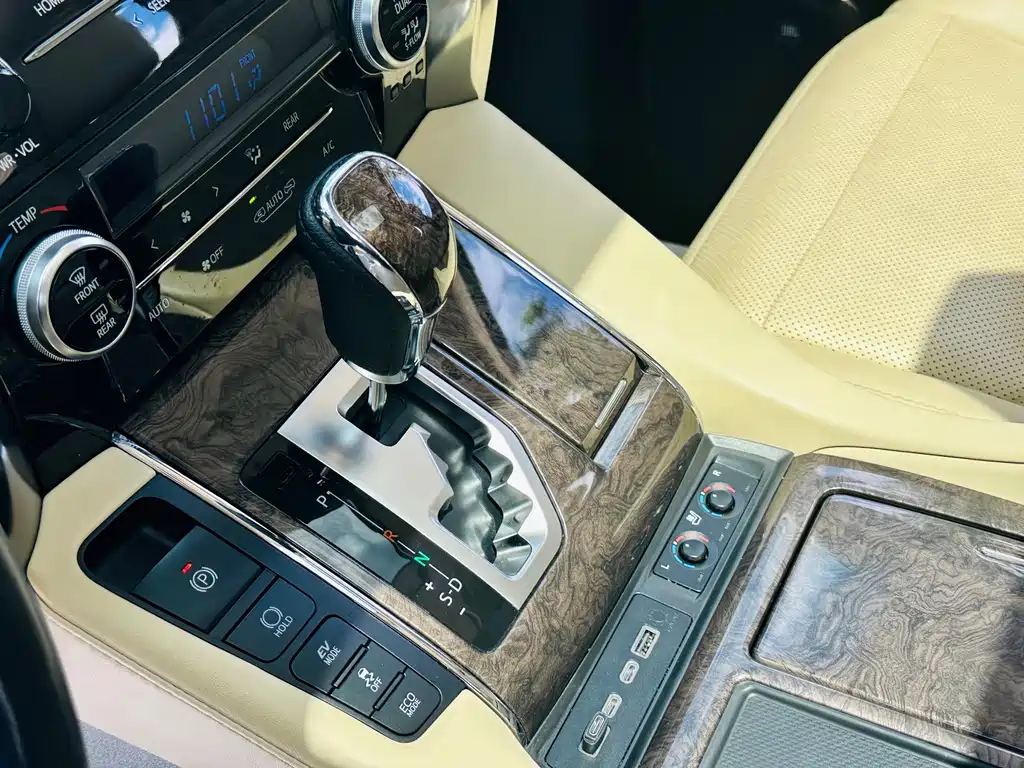 Toyota Alphard 2020 — фото 13