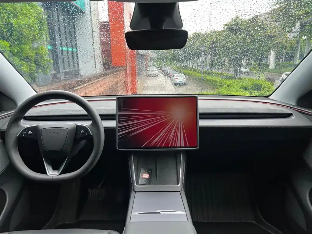 Tesla Model Y 2025 — фото 13
