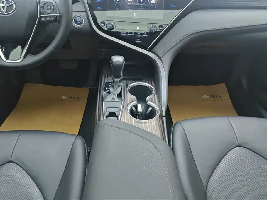Toyota Camry 2019 — фото 16