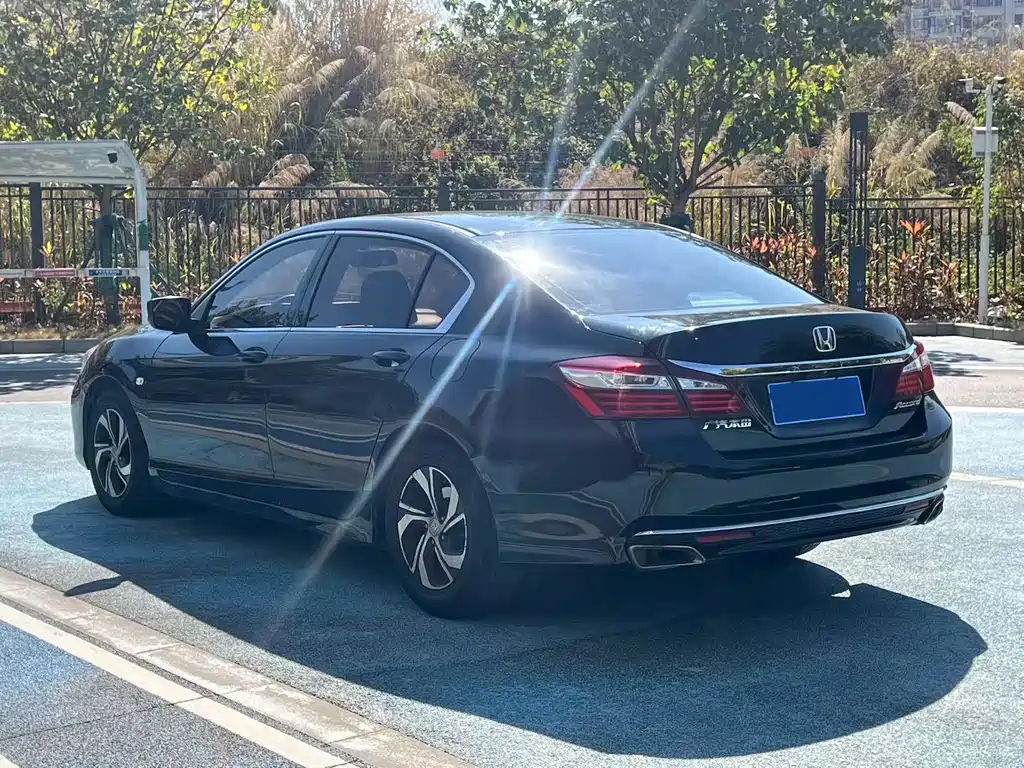 Honda Accord 2018 — фото 9