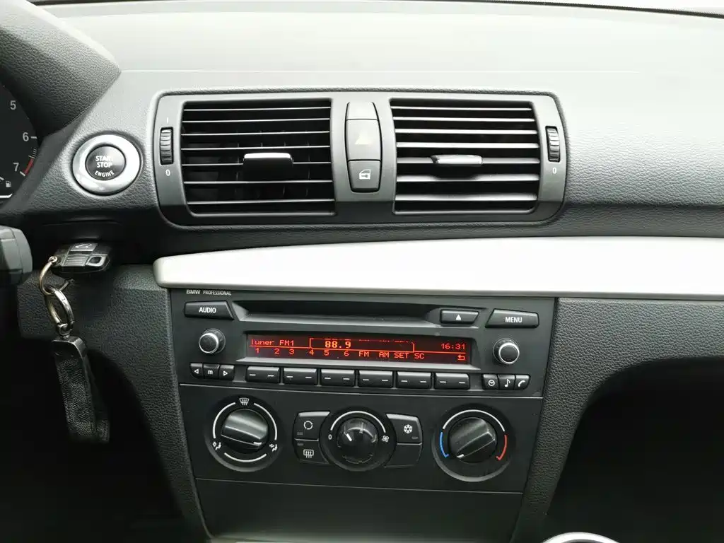 BMW 1 Series 2010 — фото 12