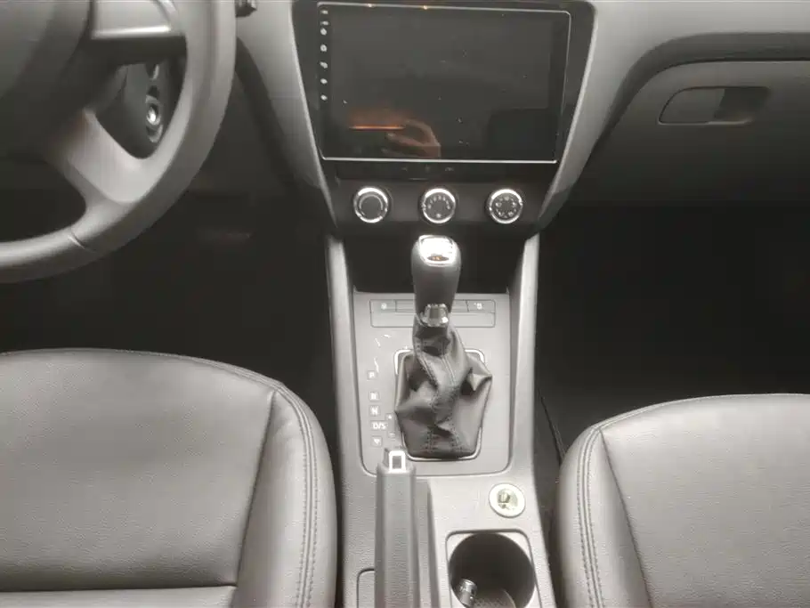 Skoda Octavia 2015 — фото 16