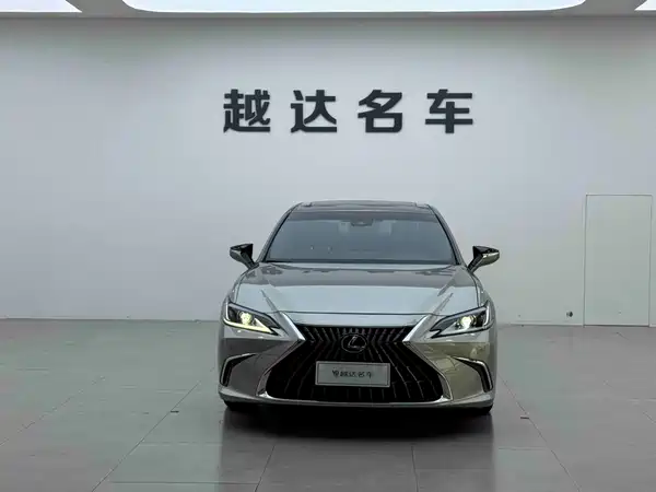Lexus ES 2022