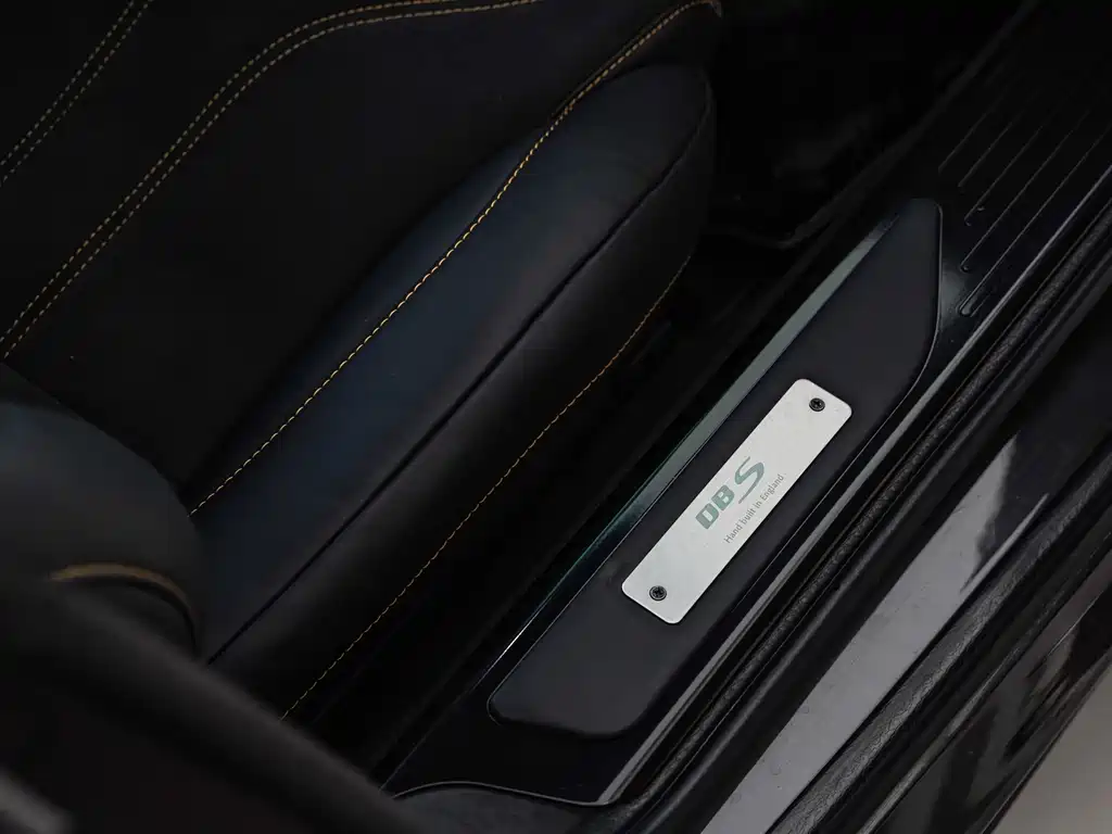 Aston Martin DBS 2014 — фото 12