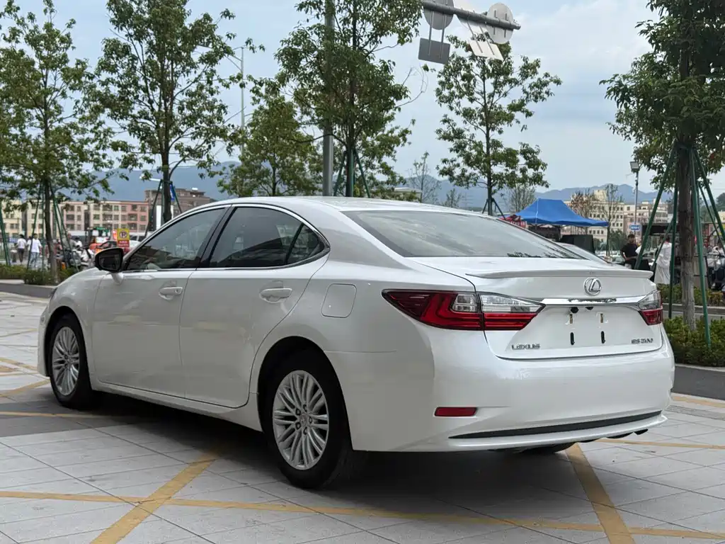 Lexus ES 2017 — фото 16