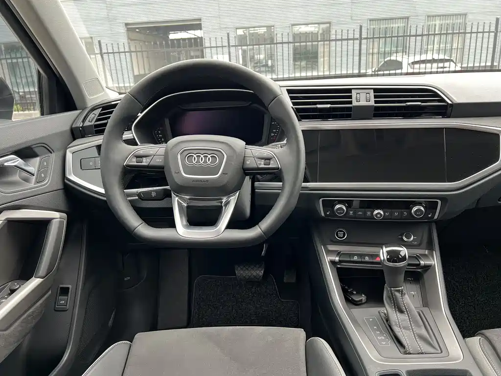Audi Q3 2023 — фото 14