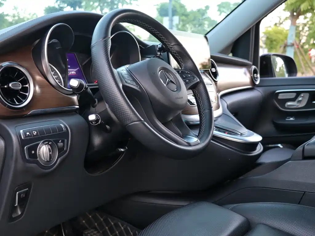 Mercedes-Benz V-Class 2023 — фото 33