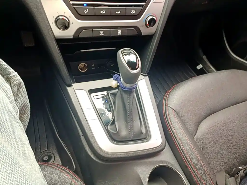 Hyundai Elantra 2016 — фото 14