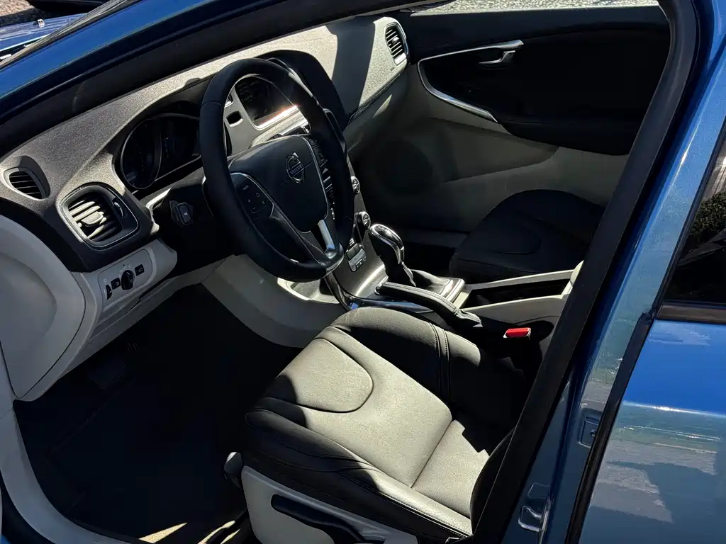 Volvo V40 2015 — фото 13