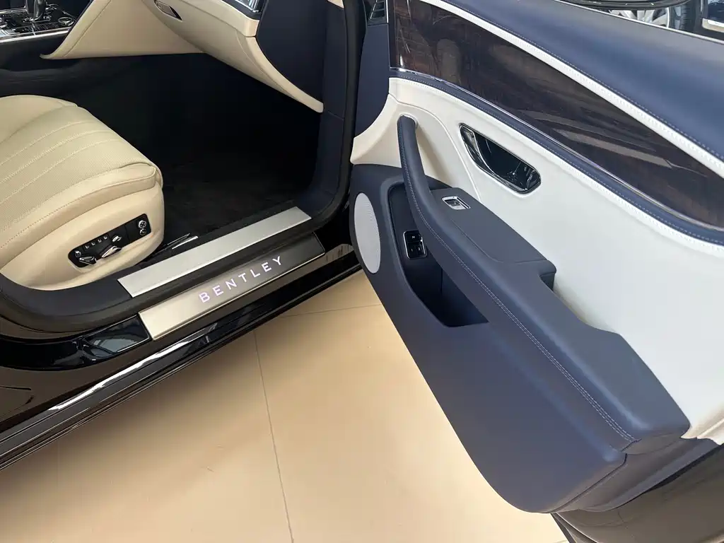 Bentley Flying Spur PHEV — фото 10